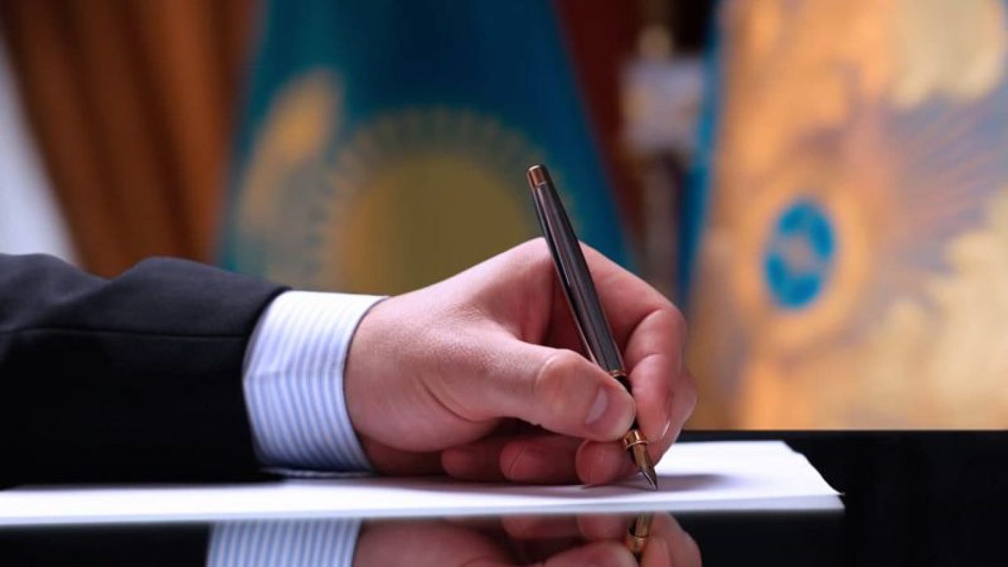 Лукашенко подписал указ о переводе госорганов. Токаев подписывает. Токаев подписал указ. Сайт президента Казахстана подписал.