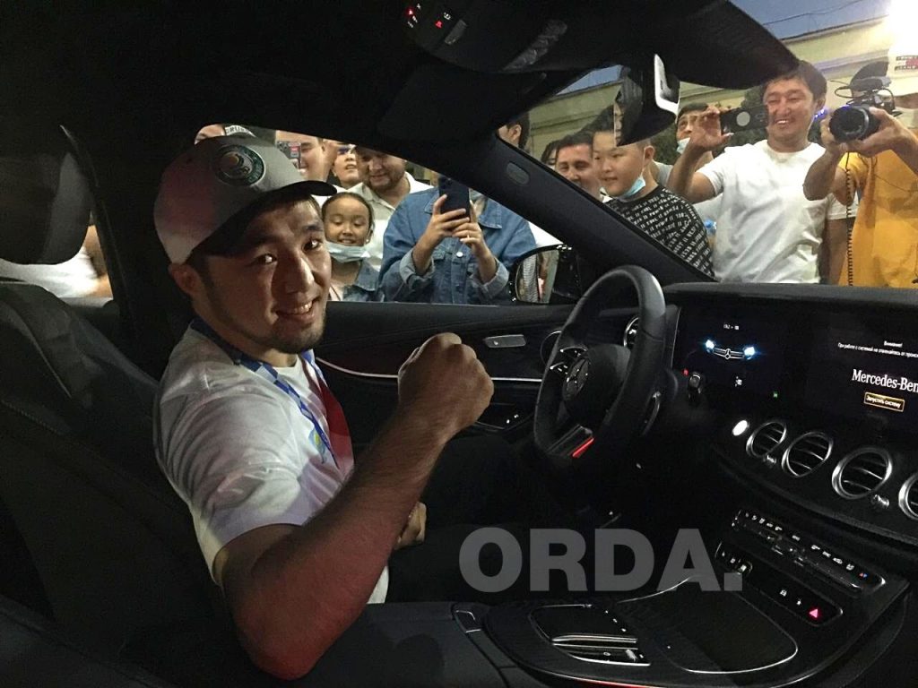 Олимпиаданың қола жүлде иегері Елдос Сметов Қазақстанға оралды