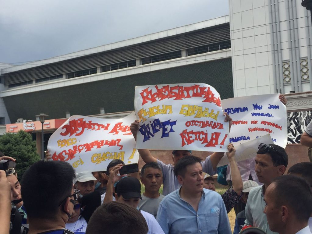 Жанболат Мамай бастаған белсенділер митингке шықты