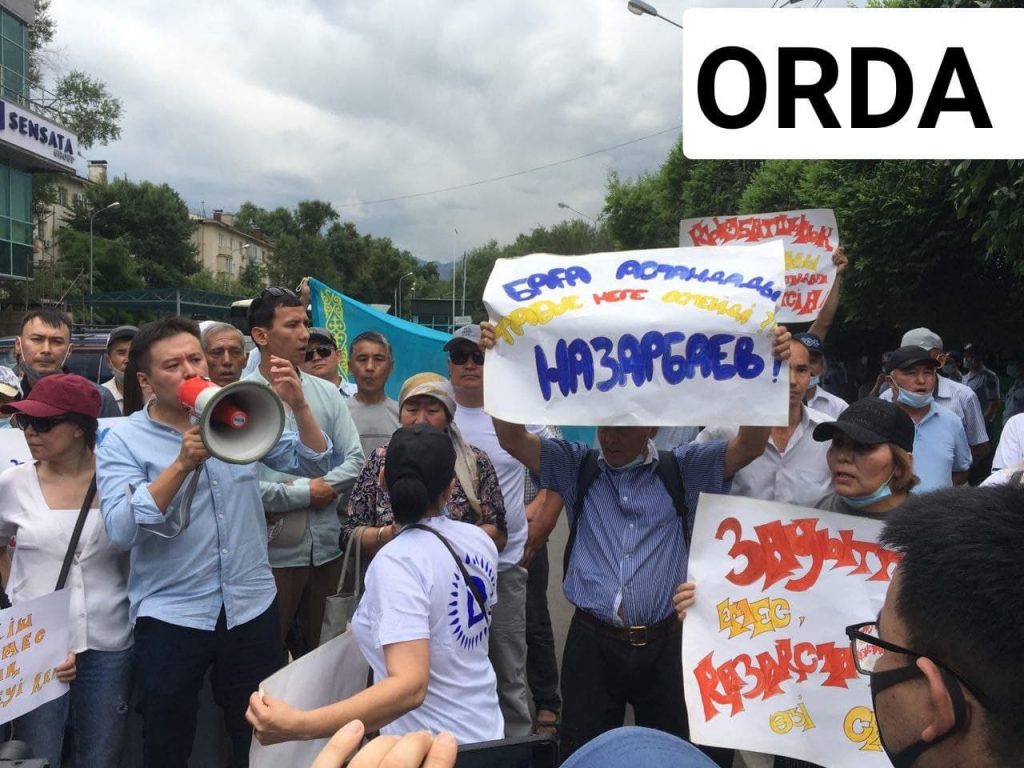Жанболат Мамай бастаған белсенділер митингке шықты