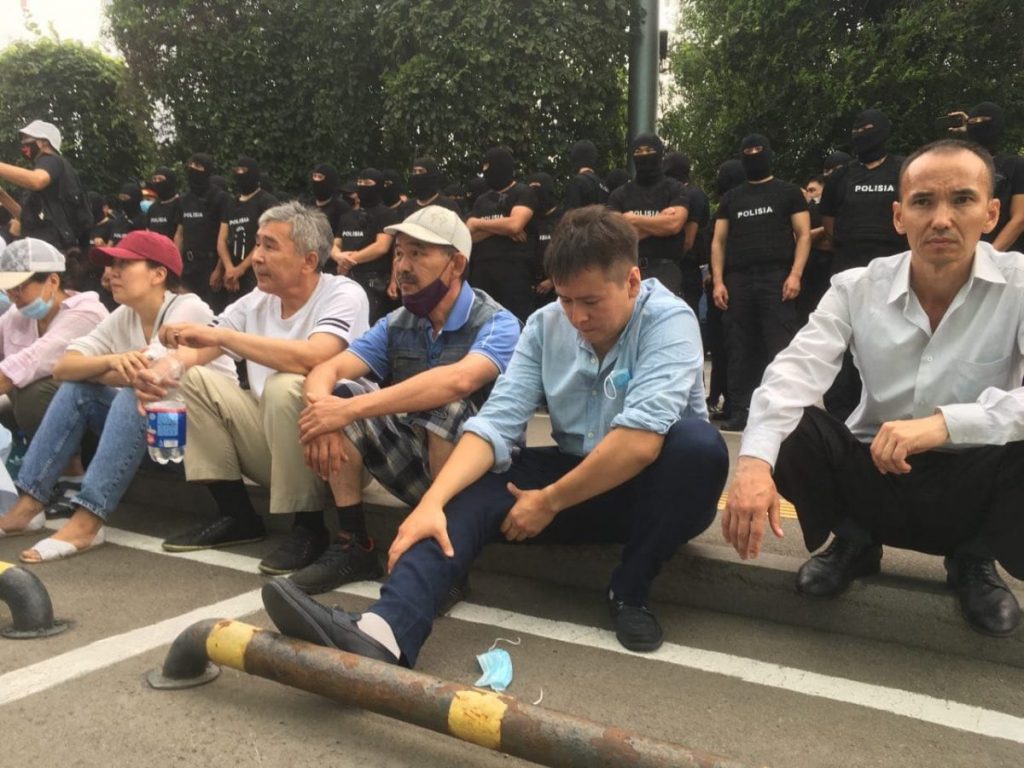 Жанболат Мамай бастаған белсенділер митингке шықты