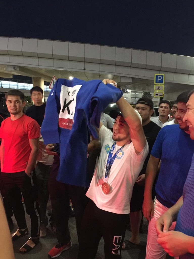 Олимпиаданың қола жүлде иегері Елдос Сметов Қазақстанға оралды