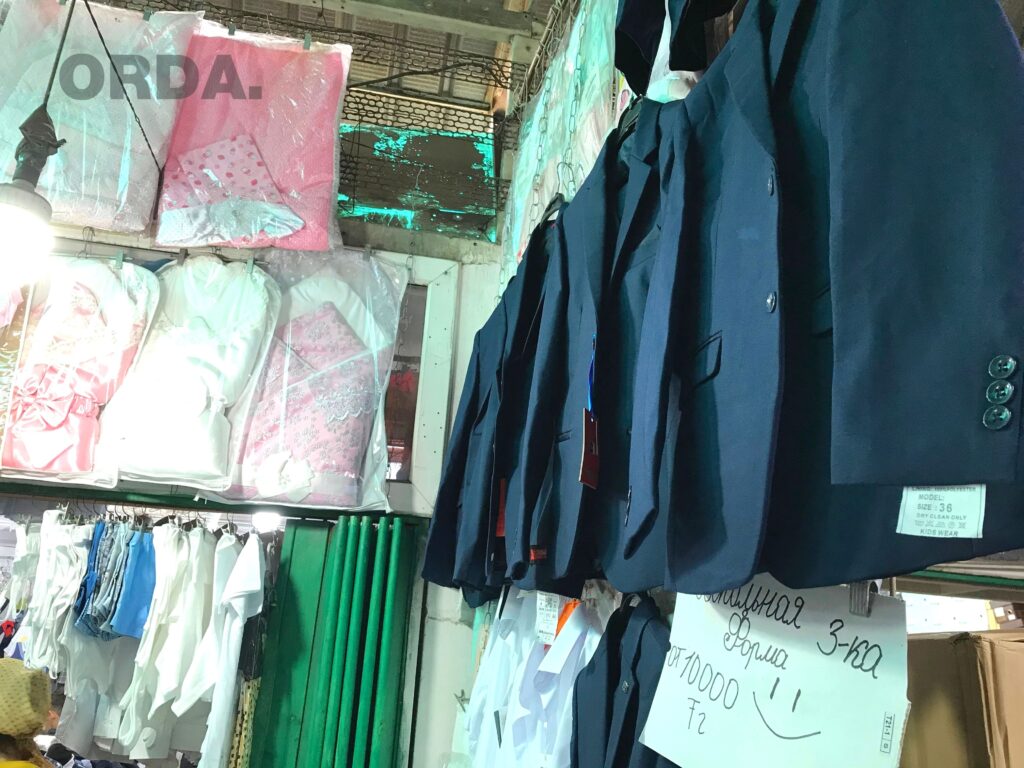 Алтын Орда базарындағы сауда жанданып, карантин ұмыт болған
