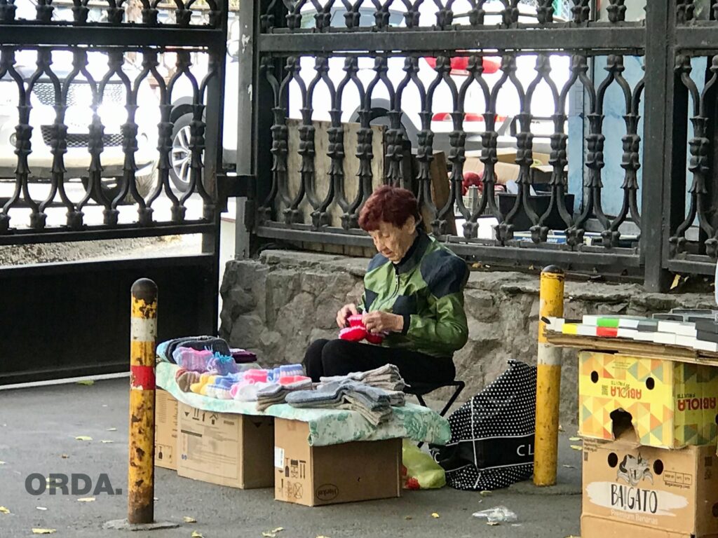 Қазақстандағы қарттардың күйбең тіршілігі (фоторепортаж)