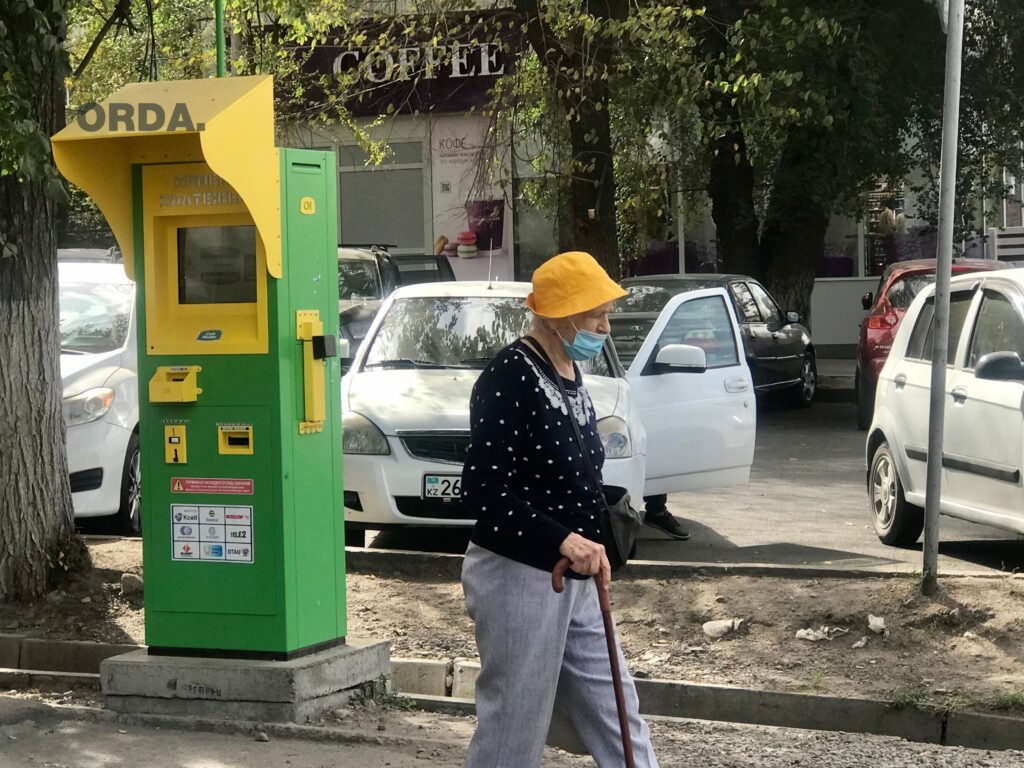 Қазақстандағы қарттардың күйбең тіршілігі (фоторепортаж)