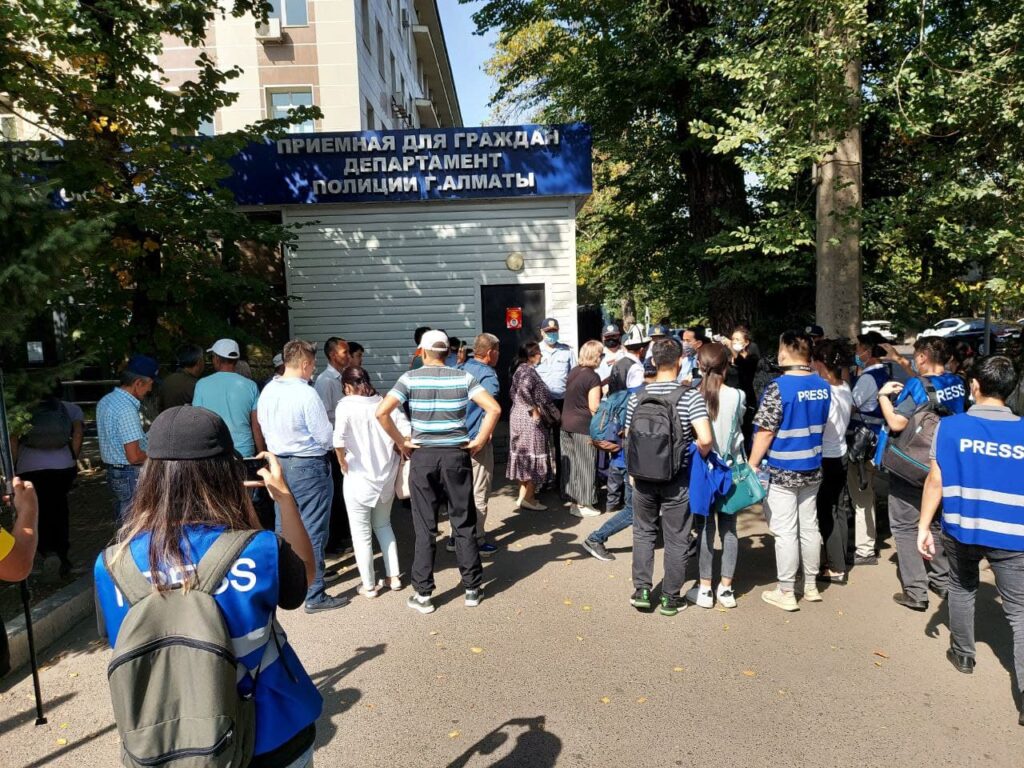 Алматыдағы митинг: «Назарбаев, кет!» деп ұрандағандар полиция департаментіне келді