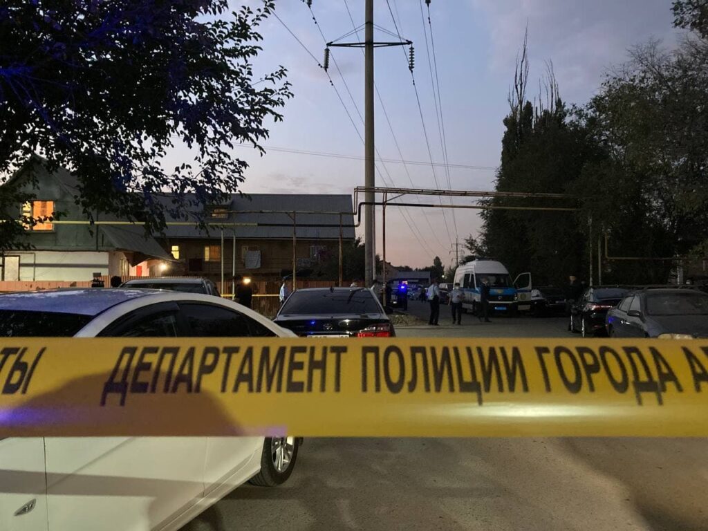 Ақбұлақтағы атыс, күдіктінің кәсібі мен үйі, қайтыс болған бес адам (арнайы репортаж)