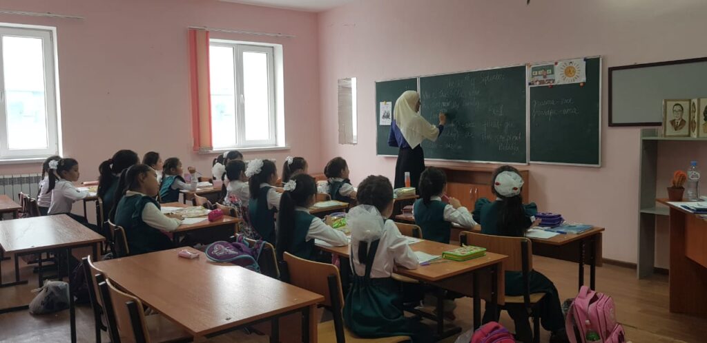 Орамалды оқушының ата-анасы әнұран қосқаны үшін ұстазды жылатқан