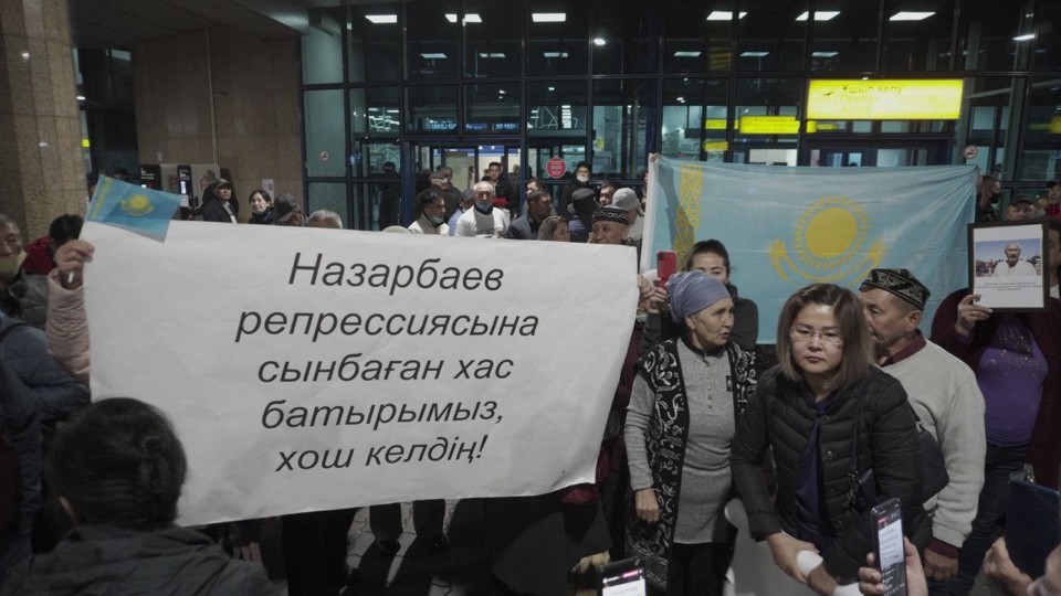 Диссидент ақын Арон Атабек Алматыға ұшып келді