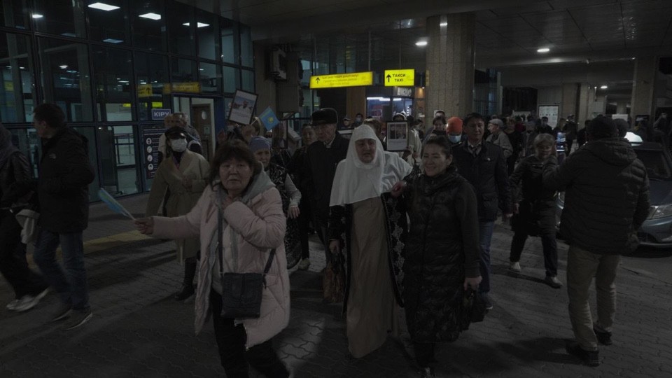 Диссидент ақын Арон Атабек Алматыға ұшып келді