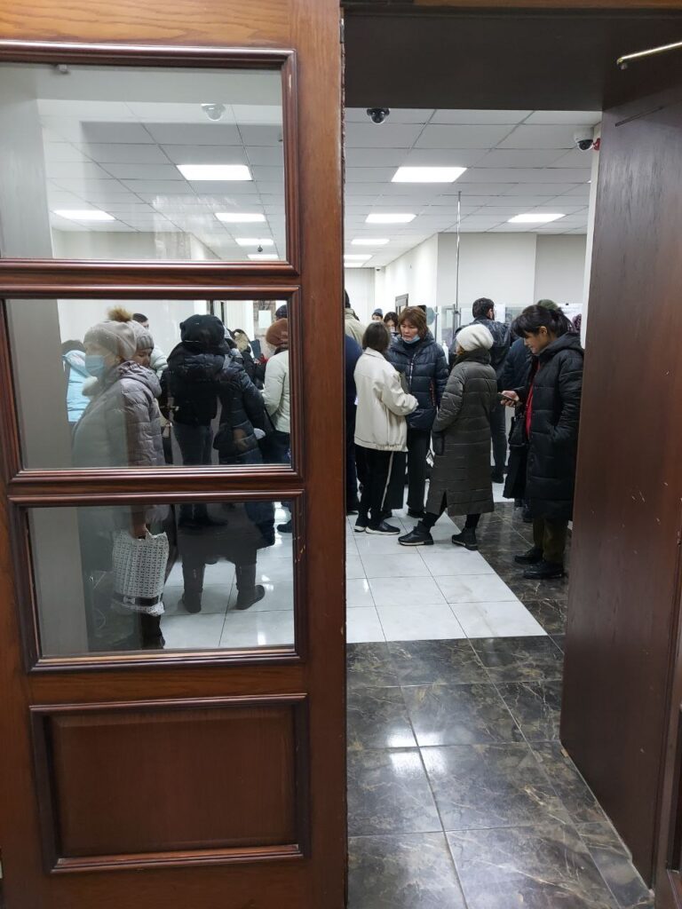 Үйімді тартып алды: Алматыда ипотекаға үй алғандар наразылыққа шықты