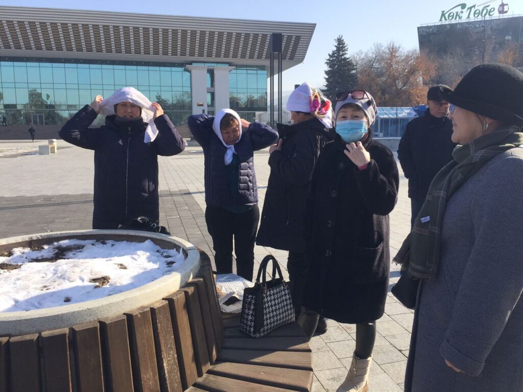Алматыда бір топ әйел зейнет жасына байланысты митинг өткізді