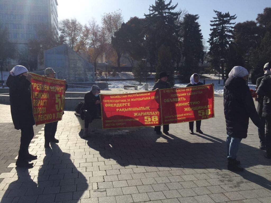 Алматыда бір топ әйел зейнет жасына байланысты митинг өткізді