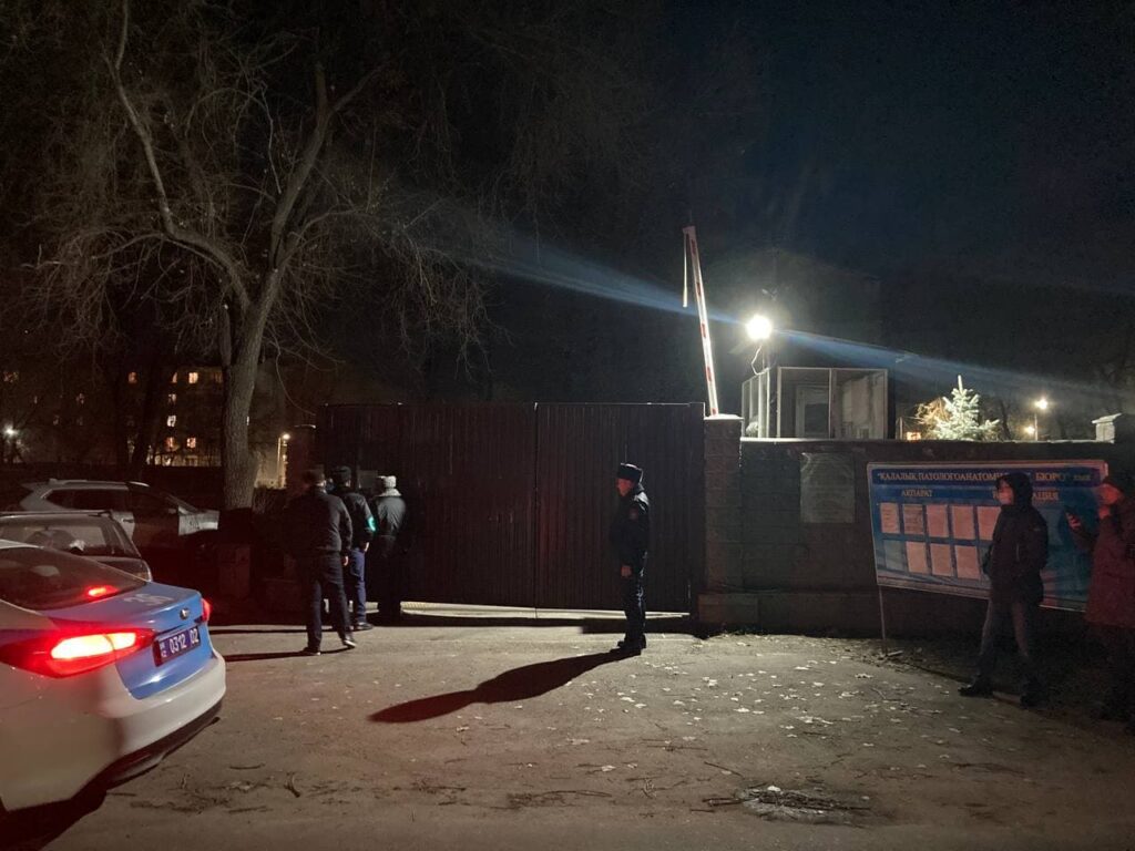 Арон Атабек өлімі: мәйітхана жағалаған полиция, қайғырған белсенділер
