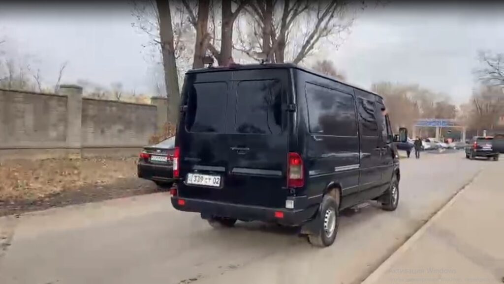 Арон Атабек өлімі: мәйітхана жағалаған полиция, қайғырған белсенділер