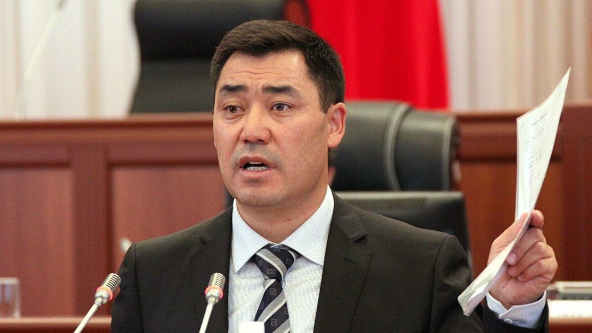 Қырғызстан президенті депутаттар жалақысын қысқартты