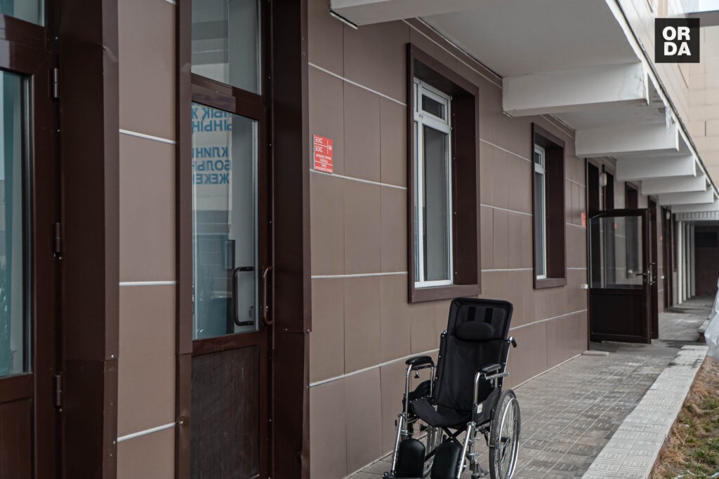 Палатадағы жаңа жыл: COVID ауруханасынан фоторепортаж