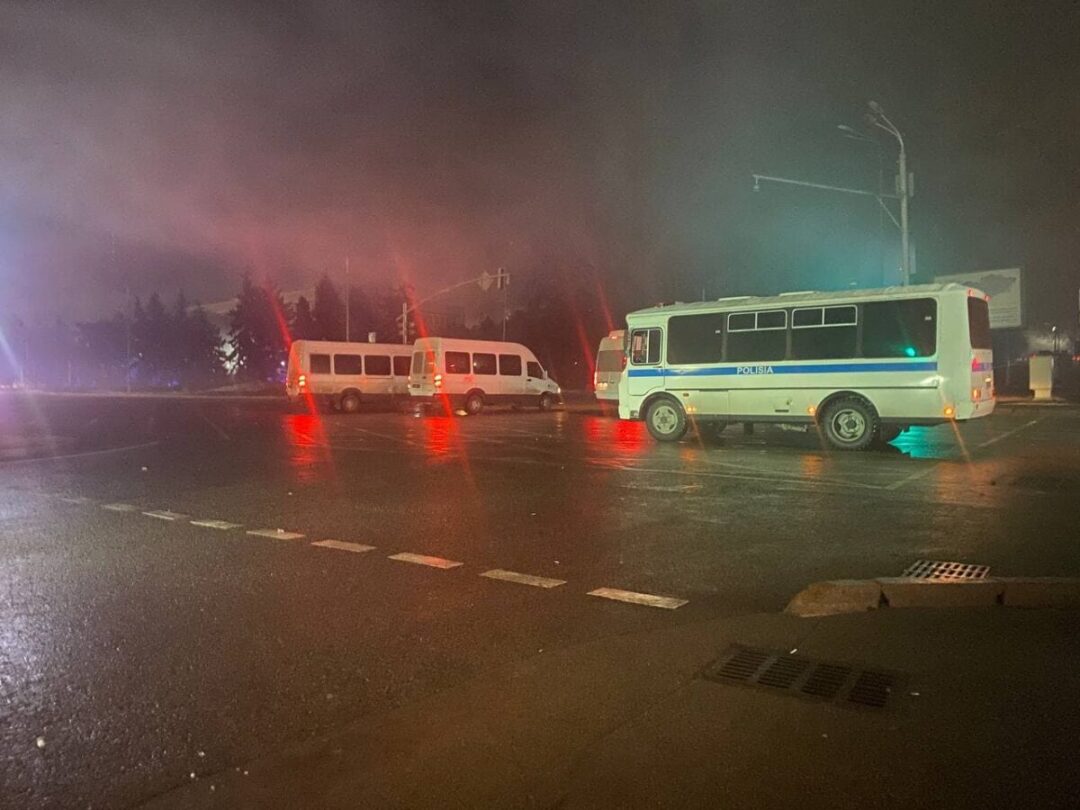 Алматыдағы митинг: полиция оқ атты