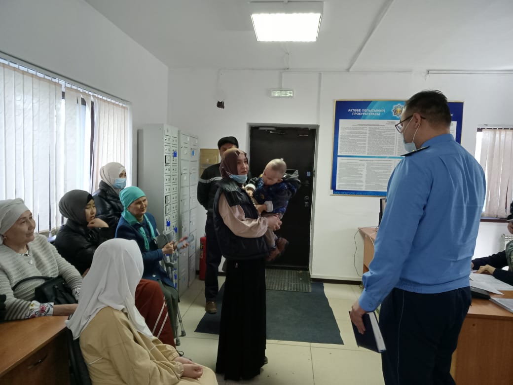 Жеті баласын прокуратураға жетектеп әкелген келіншек жолдасына араша сұрады